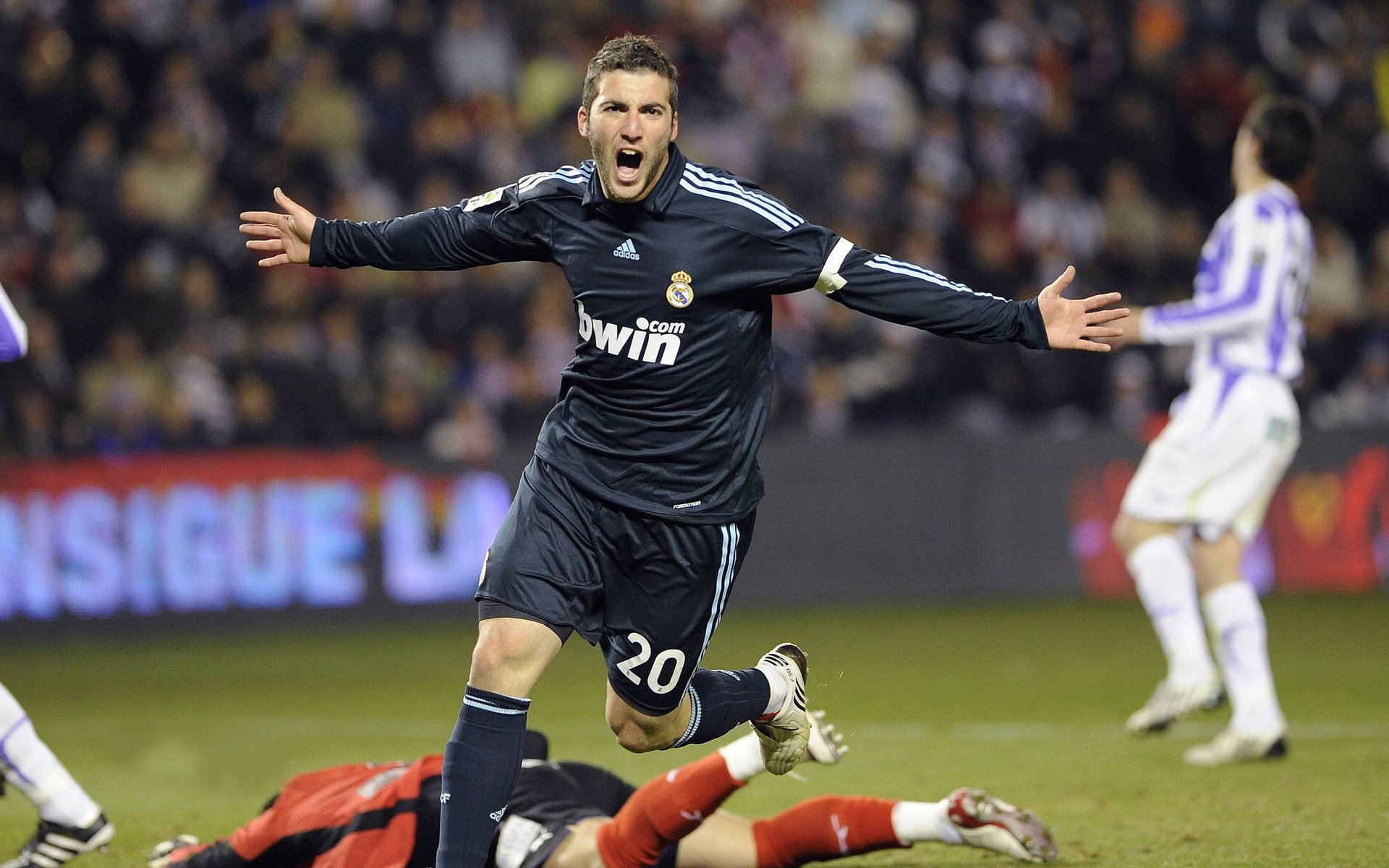 欧冠小组赛：费内巴切主场爆冷击败巴黎 “魔鬼主场”名不虚传